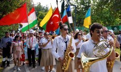 Antalya’da 23 Nisan Festivali: Kültürler Sevgi Korteji'nde buluştu