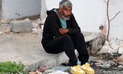 Antalya’da felç geçiren kamyon şoförü sokakta yaşıyor