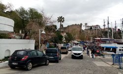 Yasak var ama araç dolu: Kaleiçi Yat Limanı otoparka döndü