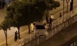 Adana'da otomobil, sulama kanalı korkuluğunda asılı kaldı