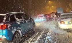 Afyon-Antalya yolu yoğun kar yağışı nedeniyle trafiğe kapandı