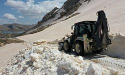 Gazipaşa yaylalarında Mayıs'ta kar mesaisi: 3-4 metrelik karla mücadele sürüyor