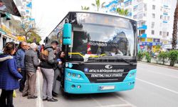 Bayramda toplu ulaşım krizi! Antalya'da otobüsler gecikti, duraklar doldu taştı