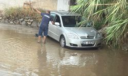 Bodrum'da dere yatağındaki araçları su bastı