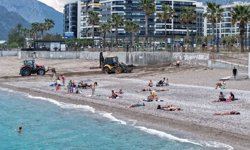 Konyaaltı Sahili'nde iş makineleri ile turistler bir arada!