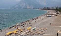 Antalya’da deniz keyfi! Sahillerde yoğunluk oluştu