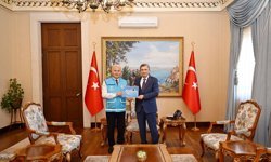 Antalya Valisi Hulusi Şahin kurban vekaletini Diyanet Vakfı'na verdi