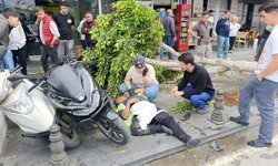 Manavgat'ta cip kaldırıma daldı, belediye işçisine çarptı