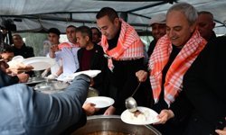 Kepez’de çifte bayram! Başkan Kocagöz vatandaşlara kendi elleriyle ikram etti
