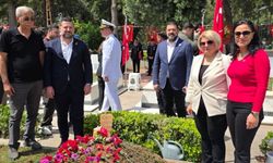 Antalya'da mezar başında fotoğraf tepki çekti!