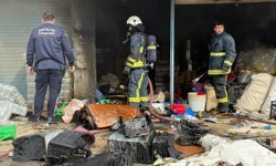 Serik’te züccaciye deposunda korkutan alevler!