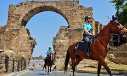 Manavgat’ta turist bölgelerinde atlı jandarma devriyesi