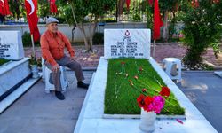 Şehit babası evladının kabri başında: "30 sene geçti ama..."