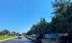 Antalya Havalimanı girişinde trafik çilesi! VIP araçlar yolu otoparka çevirdi