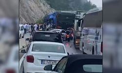 Antalya-Kemer yolunda TIR devrildi! Trafik kitlendi, insanlar yollara düştü