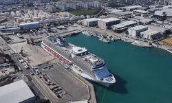 En büyük kruvaziyer gemisi AROYA Cruise, Antalya'ya demir attı