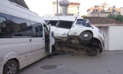 Serik'te tarım işçilerini taşıyan minibüsler çarpıştı: Suriyeli şoför kaçtı