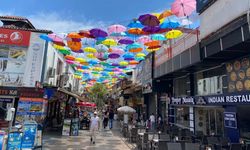 Antalya'da 8 farklı renkten 450 şemsiye gökyüzünde!