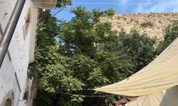 Kaleiçi'nde surları bağlayan kemer otların arasında kaldı!