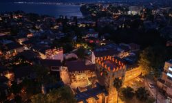 Üçkapılar geceleri de büyüleyecek! Tarihi simge ışıklandırmasıyla göz kamaştırıyor