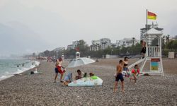 Antalya’da yağmur sürprizi! Sahilde deniz ve yağmur keyfi bir arada