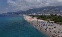Alanya’da plajlar doldu taştı!