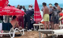 Alanya'da dalgada sürüklenen tatilciyi, cankurtaranlar kurtardı