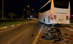 Alanya'da otobüsün sıkıştırdığı motosikletli ölümden döndü