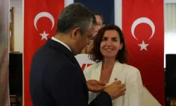Antalya vekillerinden ilk rozet Aliye Coşar'a