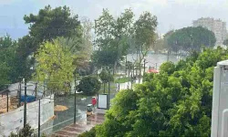 Antalya'da temmuz yağmuru şaşırttı: Tatilciler şemsiye açtı