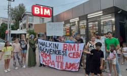 Beldibi'nde çocuklar, kadınlar pankart açtı: "BİM kapanmasın!"
