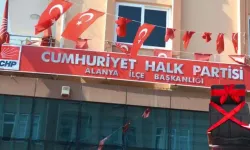 CHP Alanya’da geriye kırmızı kurdeleli koltuk kaldı