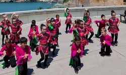 Antalya'nın simge noktaları minik dansçılarla renklendi