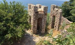 Antalya'nın göbeğinde tarihi utanç! Papaz Kayası Şapeli yok oluyor