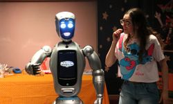 Antalya'da bir ilk: Robot çocuk tiyatrosunda sahne aldı