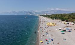 Sıcak hava Antalya'yı vurdu: Konyaaltı Sahili doldu