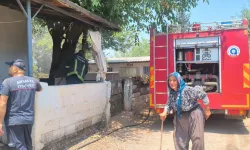 40 yıllık eşinin kapısını keserle kırdı!