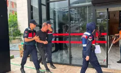 Alanya’da eşini ve kayınvalidesini bıçaklayan adam adliyede