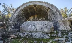 Varsak'ta dikkat çeken Roma dönemi mezarı! Zenginlerle fakirler aynı yerde