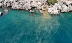 Antalya’da atık su denize karıştı, denizin rengi değişti