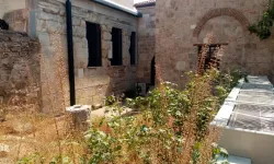 Antalya’nın simgesi Kesik Minare kuru otlara teslim oldu!