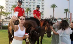 Atlı polisler Antalya sıcağına karşı böyle önlem alıyor