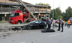 Isparta'da kontrolden çıkan otomobil ikiye bölündü!