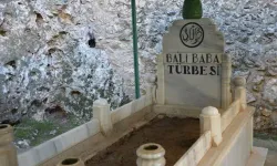 Anadolu’daki türbeleri gezen genç, Serik’te Bali Baba Türbesi’ni ziyaret etti