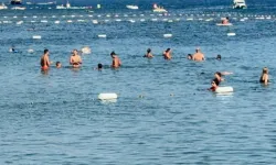 Bodrum’da sıcaklık 40 dereceyi buldu, sahillerde alışmadık gürüntüler oluştu