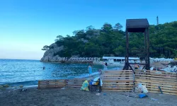 Büyük Çaltıcak'ta tepki çeken görüntü: Masa duvarı ile plajı yasaklama girişimi