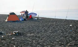 Caretta yuvalarına araç park ettiler! Kumköy sahili çöplüğe döndü