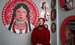 Antalya’da genç ressam yöresel gelinleri ve kıyafetlerini tuvale taşıdı