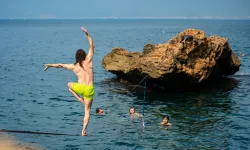 Antalya’da yürekleri ağza getiren görüntü! Denizin üzerinde yürüdüler