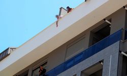 Konyaaltı'nda aylardır paralarını alamayan işçiler inşaat çatısına çıktı